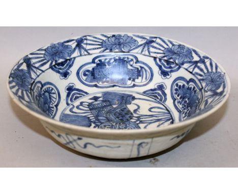 A GOOD DEEP LATE MING DYNASTY CHINESE WANLI PERIOD BLUE & WHITE KRAAK SHIPWRECK PORCELAIN BOWL, circa 1600, the interior cent