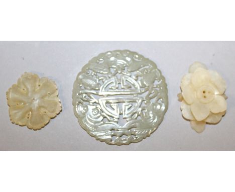 A 20TH CENTURY CHINESE PIERCED CELADON JADE CIRCULAR PLAQUE, decorated with bats encircling a Shou symbol, 2.1in diameter; to