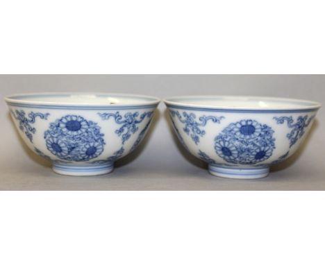 A SMALL PAIR OF CHINESE BLUE & WHITE PORCELAIN BOWLS, each decorated with formal floral roundels divided by formal lotus scro