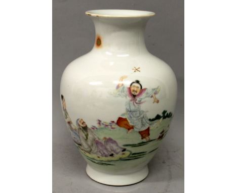 A FINE QUALITY EARLY 20TH CENTURY CHINESE FAMILLE ROSE PORCELAIN VASE, the sides painted with a continuous scene of two seate