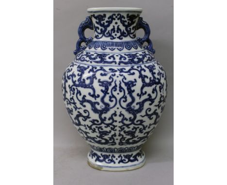 A CHINESE MING STYLE BLUE & WHITE PORCELAIN VASE, the sides decorated with a design of stylised confronting dragons, the base