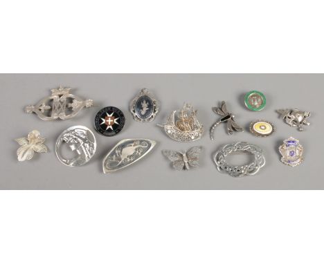 A good collection of silver and white metal brooches. To include dragonfly, enamel and Viking ship examples. Total weight: 10