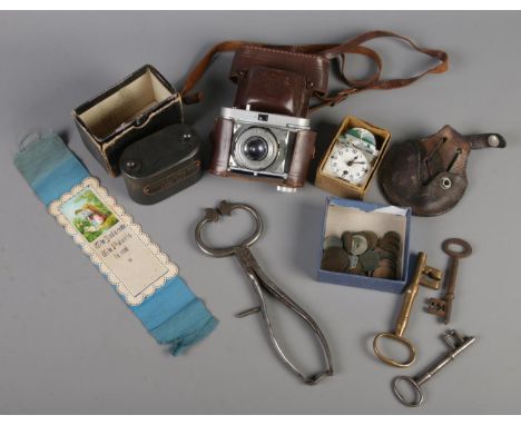 A small quantity of collectables. Including old keys, hand painted miniature clock, Jdeal camera, coins, etc.  