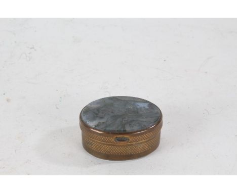 Georgian moss agate and gilt metal mounted snuff box, of oval form, 4.5cm wide