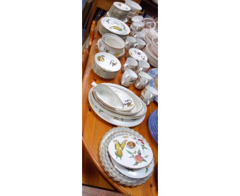 A LARGE COLLECTION OF ROYAL WORCESTER "EVESHAM" DINNER WARE