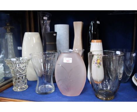 A COLLECTION OF DECORATIVE GLASS AND CERAMIC VASES