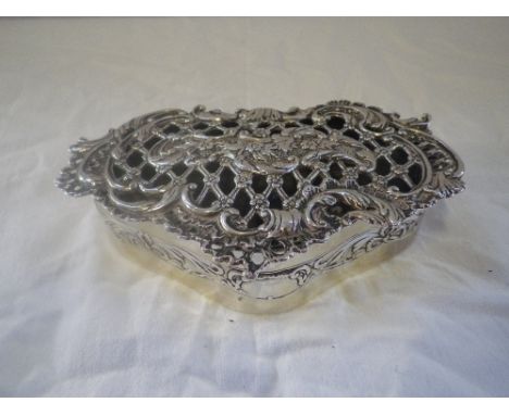 A VICTORIAN PIERCED SILVER TABLE BOX, embossed with flowers (4.5oz)