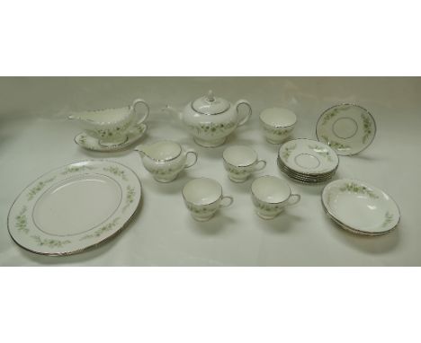 Wedgwood dinner service in the WESTBURY pattern R4410. 6 large 11"/27.5cm dinner plates, 6 small lunch/cake plates 9"/22.5cm,