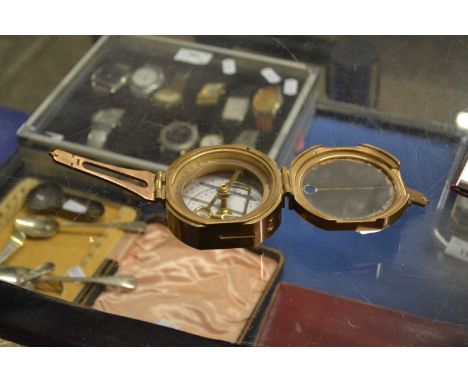 A brass cased compass with hinged lid marked No.777, 7cm wide