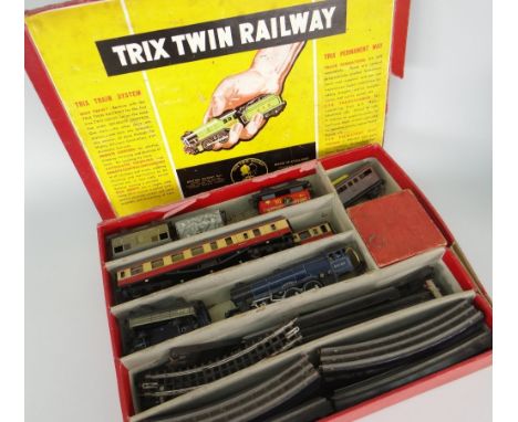 VINTAGE BOXED TRIX TWIN RAILWAY TINPLATE OO GAUGE TRAIN SET