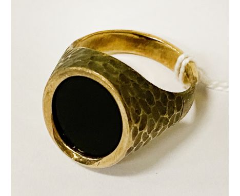 GENTS VINTAGE ONYX 9CT GOLD RING SIZE S - 6.8 GRAMS APPROX