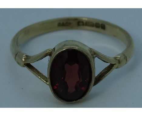 9ct Gold garnet set ring  