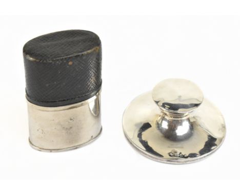 GOLDSMITHS &amp; SILVERSMITHS; an Edward VII hallmarked silver capstan inkwell of circular form, Birmingham 1908 (probably), 