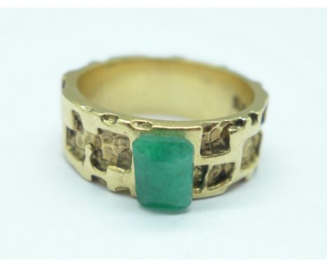 A 9ct gold ring with applied emerald, 8.3g, S 