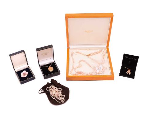 A small collection of jewellery, to include A 9ct gold oval locket on chain, with four photo compartments, cover engraved wit