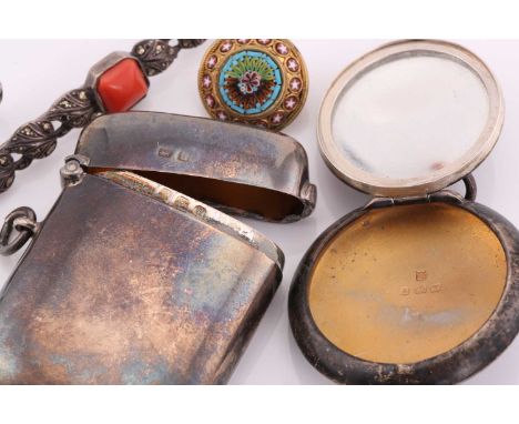 A small lot containing silver items, to include a plain silver vesta case, Birmingham hallmarked with maker's mark 'H.W.Ltd' 