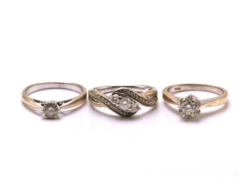Three diamond rings in yellow gold, one consisting of a round brilliant diamond with an estimated weight of 0.25ct, claw set 