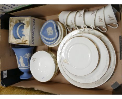 A mixed collection of items to include: Wedgwood boxed urn, similar larger item together with a Berkshire part dinner set. (1