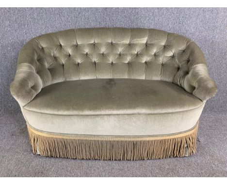 Canape sofa, in deep buttoned velour. H.85 W.155 D.85cm 