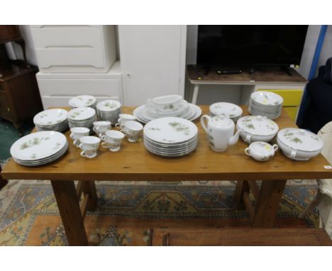 Large Japanese Noritake style tea and dinner service, tureens, bowls, side plates, dinner plates, cups, saucers, teapot, jug,