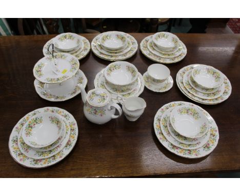 Colclough Hedgerow pattern dinner service +/- 40 pieces, dinner plates, bowls,teapot, cake plate etc.