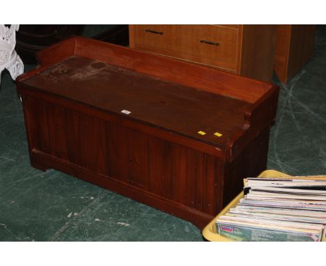 Pine bench/bedding chest
