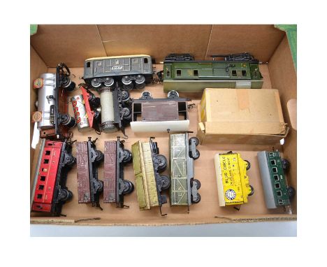 Mixed O gauge model railway rolling-stock and passenger coaches, one tray including Marklin Deutche Reichsbahh no.17540 coach