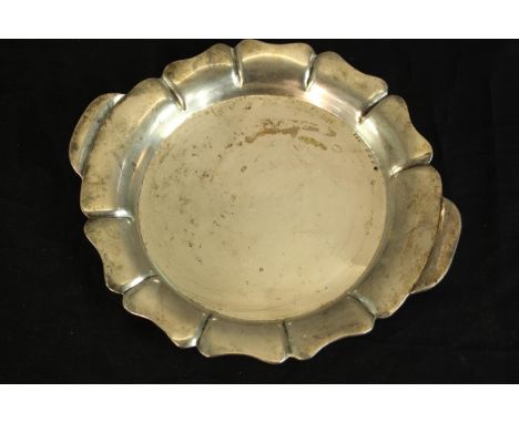 An Italian silver floral design twin handled mint tray. Stamped 900, Ag. H.2 Dia.25cm. Weight.146g. 