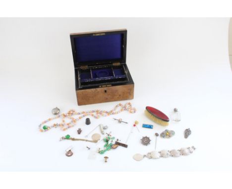 Selection of various jewellery and small trinkets incl. silver thimble, silver and guilloche enamel brush, stick pins etc. in