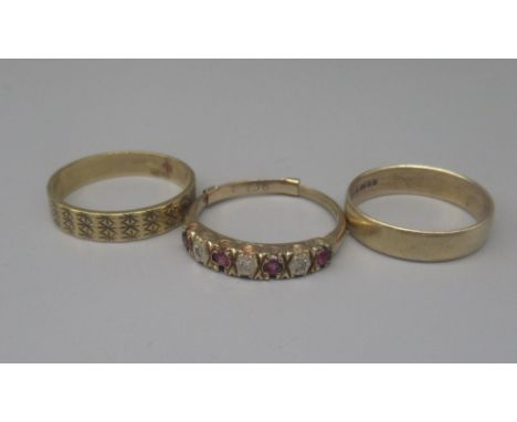 9ct yellow gold plain wedding band, size O, a 9ct yellow gold ring with etched design, size R1/2, both stamped 375, and a 9ct