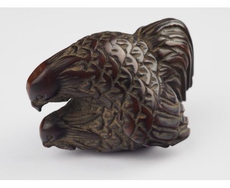 Antikes Netsuke mit Vögeln, wohl um 1900Schnitzerei aus dunklem Holz, Darstellung von kopulierenden Vögeln. Maße: ca. 3 x 5,5