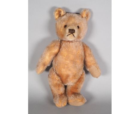 Steiff, "Originalteddy", um 1960Farbe "Gold", mit drehbarem Kopf, Glasaugen und braun bestickter Nase. Arme und Beine mit Sch