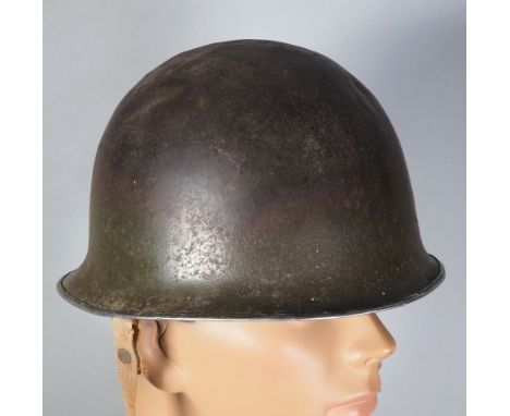 USA: M1 Stahlhelm aus dem 2. WKUS-Army Stahlhelm M1 aus dem 2. Weltkrieg. Ohne Innenleben, mit Kinnriemen. Originalzustand, m
