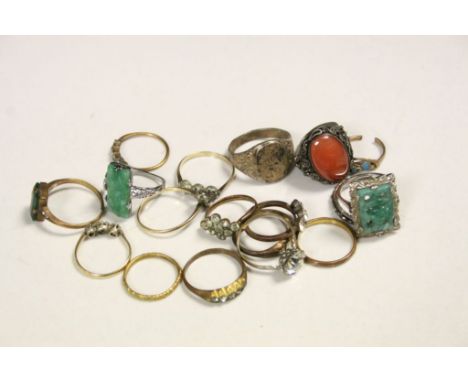Collection of vintage costume jewellery rings, to include paste and rhinestones, approximately 18 rings