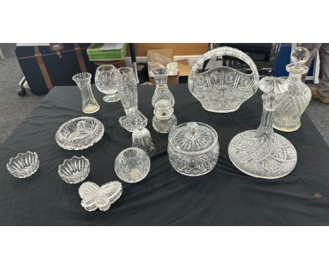 Selection of glassware to include decanters, trinket dishes etc 