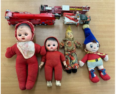 Selection of vintage retro toys to include dolls, a Noddy teddy etc 