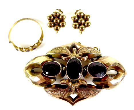 A group of 9ct gold jewellery, comprising a pair of daisy design screw back earrings, 2.9g, 10mm across, a pearl and amethyst