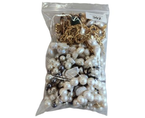BAG OF COSTUME JEWELLERY TO INCLUDE ZENITH WATCH AND A FINE 9 CARAT GOLD CHAIN FOR SCRAP 
