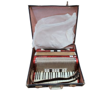 CASED HOHNER CAREN IV M ACCORDIAN 