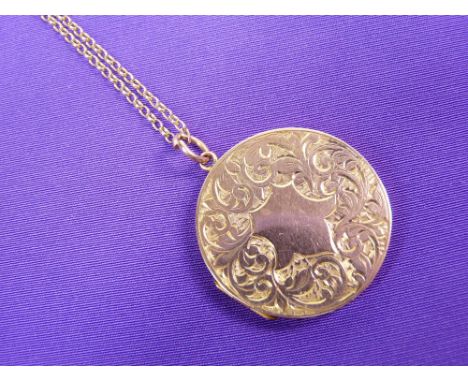 A 9CT GOLD CIRCULAR PHOTO LOCKET - floral scrolled front, plain back and fine link chain, 10grms gross
