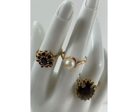 A 9ct gold smoky quartz cocktail ring, a 9ct gold garnet cluster style ring and a single cultured freshwater pearl (untested 