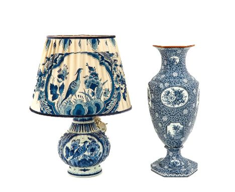 consisting of a vase and a Delft lamp with shade, height 54 cm.