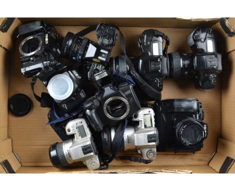 A Tray of Minolta SLR Cameras, two Dynax 7xi, two 9000, a 404 si, 505 si, all with Minolta AF lenses, with a 9000, Dynax 500 