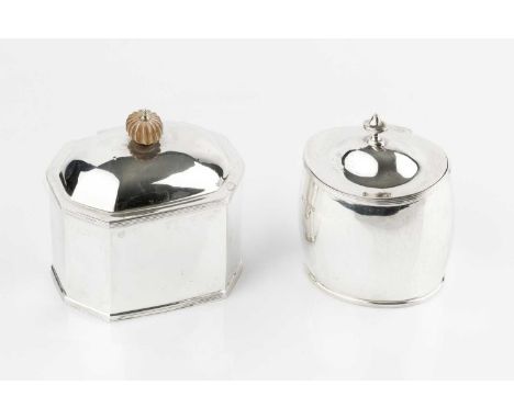 A silver tea caddy, of chamfered rectangular form, with reeded borders and lobed composition finial, by Goldsmiths &amp; Silv