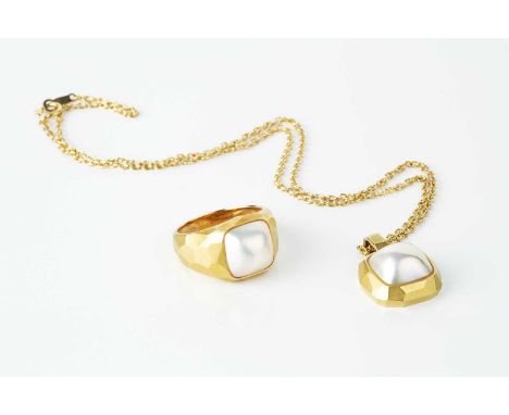 A mabe pearl pendant and ring suite, each of abstract faceted design, centred with a cushion-shaped mabe pearl, stamped 'K18'