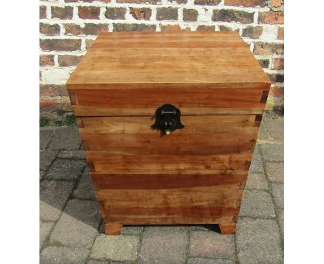 Wooden trunk / chest H 59 cm L 53 cm D 53.5 cm