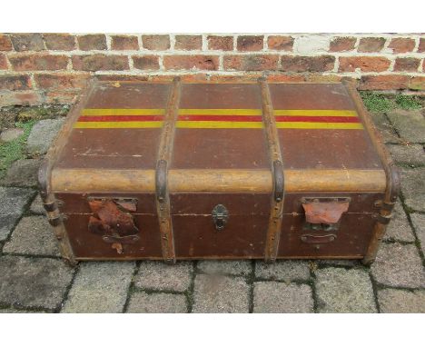 Cabin trunk with inner tray