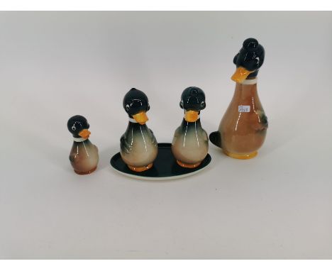 FIGÜRLICHES GEWÜRZSET "Enten", Keramik,  Manufaktur Goebel, Oeslau unterglasurblaue Marke, polychrom staffiert. Gewürzset in 