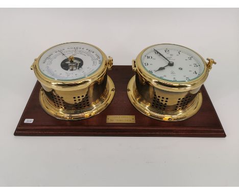 NAUTIKA: Schatz-Schiffsbarometer und -Uhr im Messinggehäuse, montiert auf mahagonifarbenem Brett. Maritimes Barometer und The