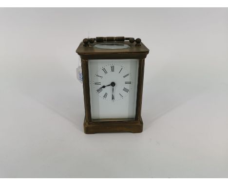OFFIZIERSUHR / REISEUHR / BRACKET CLOCK im allseitig facettiert verglasten quaderförmigem Messinggehäuse mit ovalem Fenster ü